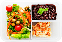 Tupper de ensalada, pollo y frijoles